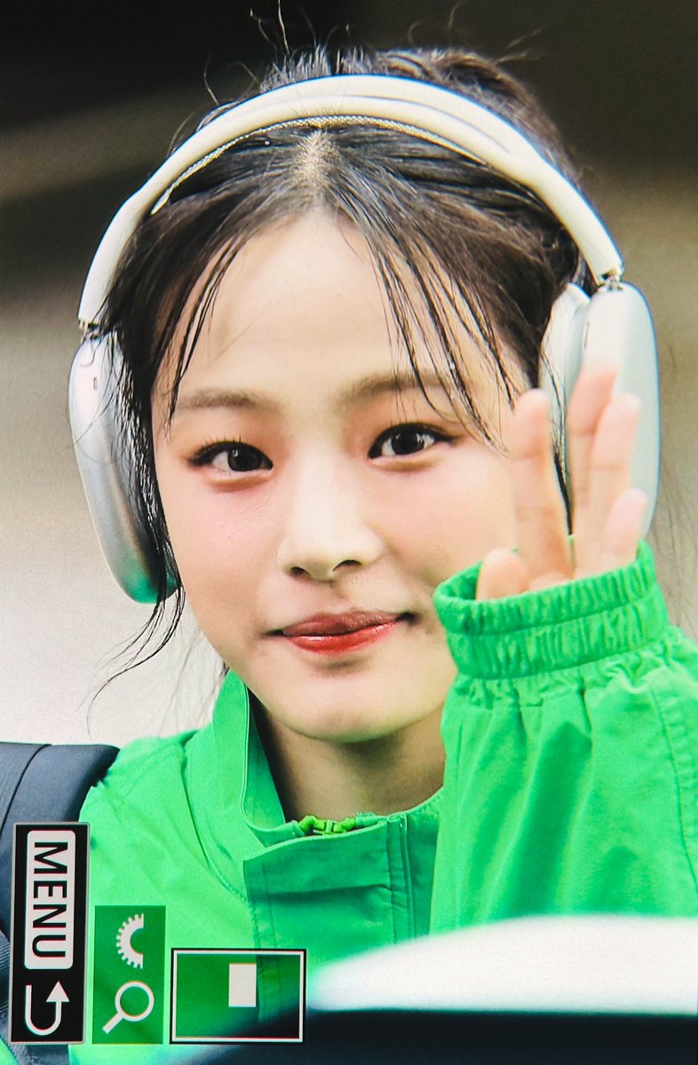 Bleu_0507's tweet photo. 240607 뮤직뱅크 퇴근

입꼬리 너무 기얍네 ! 🥰🥰

민지 뉴진스 minji newjeans https://t.co/O4F8AfILjg