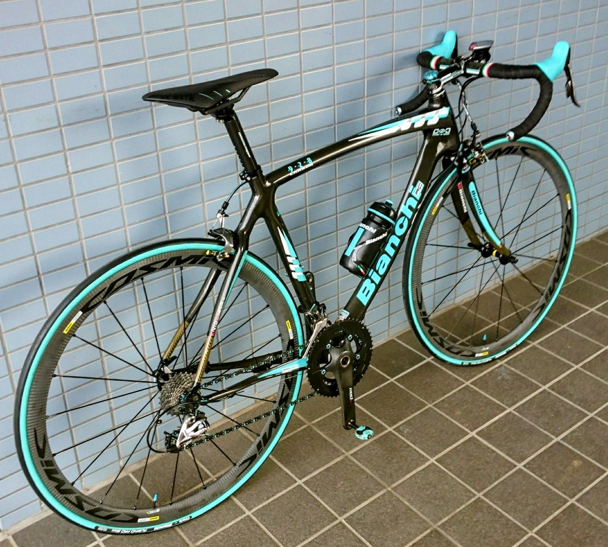 hisato73's tweet photo. #愛車に出会う経緯
初号機 を10年以上 乗り続け
ブレーキの主流がディスクに
#oltrexr4 2021年モデルがリム最終モデルになると判断し 2020年8月 #tavolozza 受注受付 初日に注文 そして2021.07.03 弐号機 始動
← 初号機 弐号機 →
#Bianchi #ビアンキ https://t.co/eHL3A9jtek