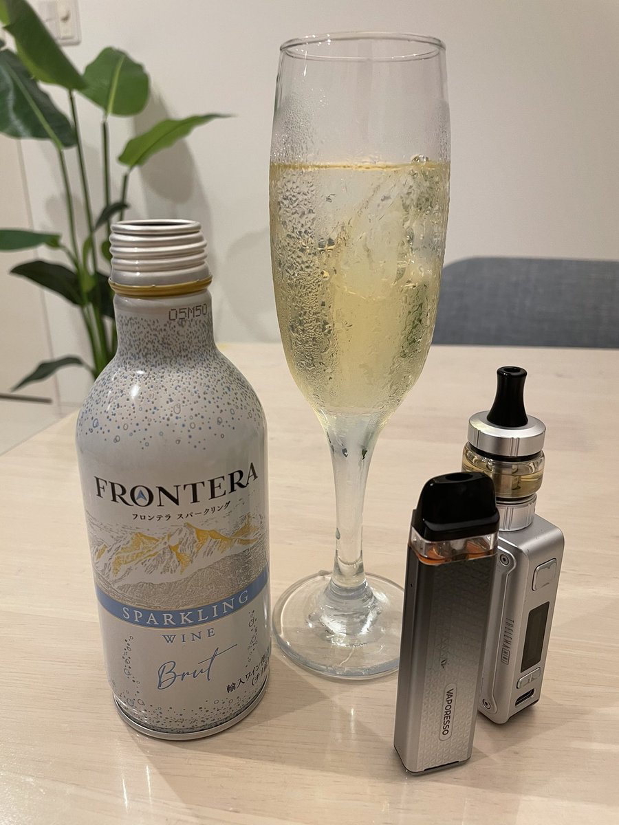 KENZOOO1024's tweet photo. 今日はスパークリングワイン×VAPE でゆっくりと🍷
#VAPE #スパークリングワイン https://t.co/2WTXyIVM2n