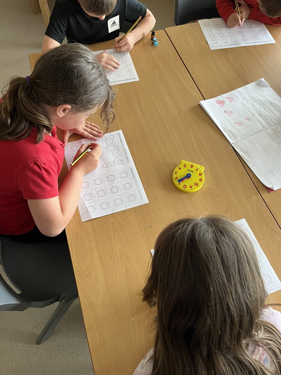 StKennethsRCPS's tweet photo. P2a are learning to tell the time to the hour and use appropriate vocabulary ⏰ We are enjoying manipulating clocks to help us learn about o’clock! @PrimaryStarsEd #conceptualnumeracy #StKNumeracy https://t.co/gRxDZO8Ubi