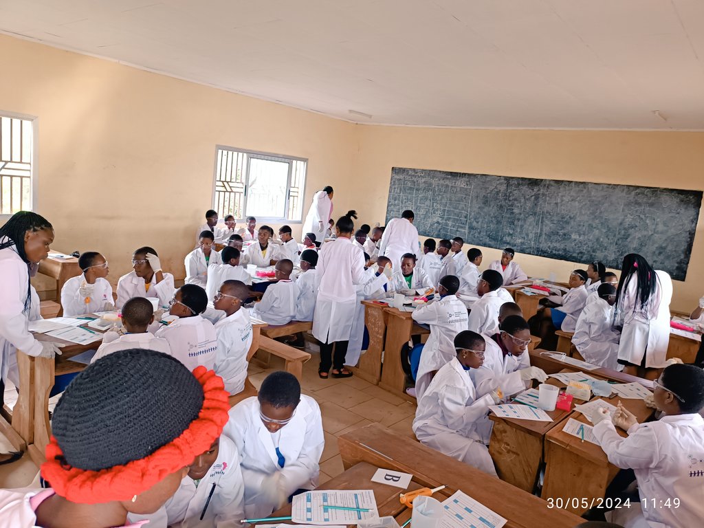 GloryEMbah1's tweet photo. Just ended the 2nd phase of the African Schools #outreach session in Cameroon. It was a beautiful experience. We will keep #InspiringFutureScientists coz we love what we do! @IntVetVaccNet @estherkanduma @AfolayanFunmila https://t.co/cQQCEFX173