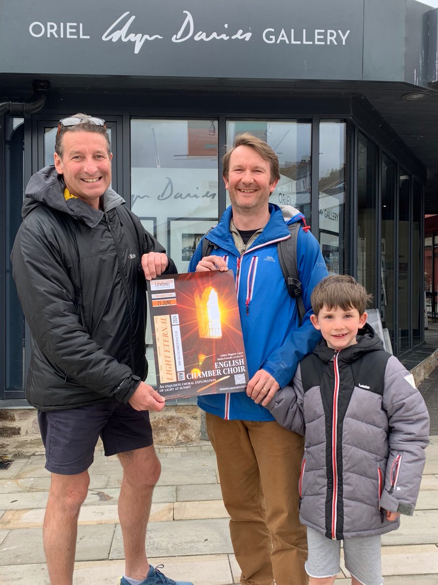 Conductor <a href="/RufusFrowde/">Rufus Frowde</a> and photo artist Glyndavies.com at his stunning new gallery in #Caernarfon. Thanks for allowing us to use your glorious work for our poster. <a href="/bhamcathedral/">Birmingham Cathedral</a> #concert 2 weeks today - got your tickets yet? eventbrite.co.uk/e/english-cham…