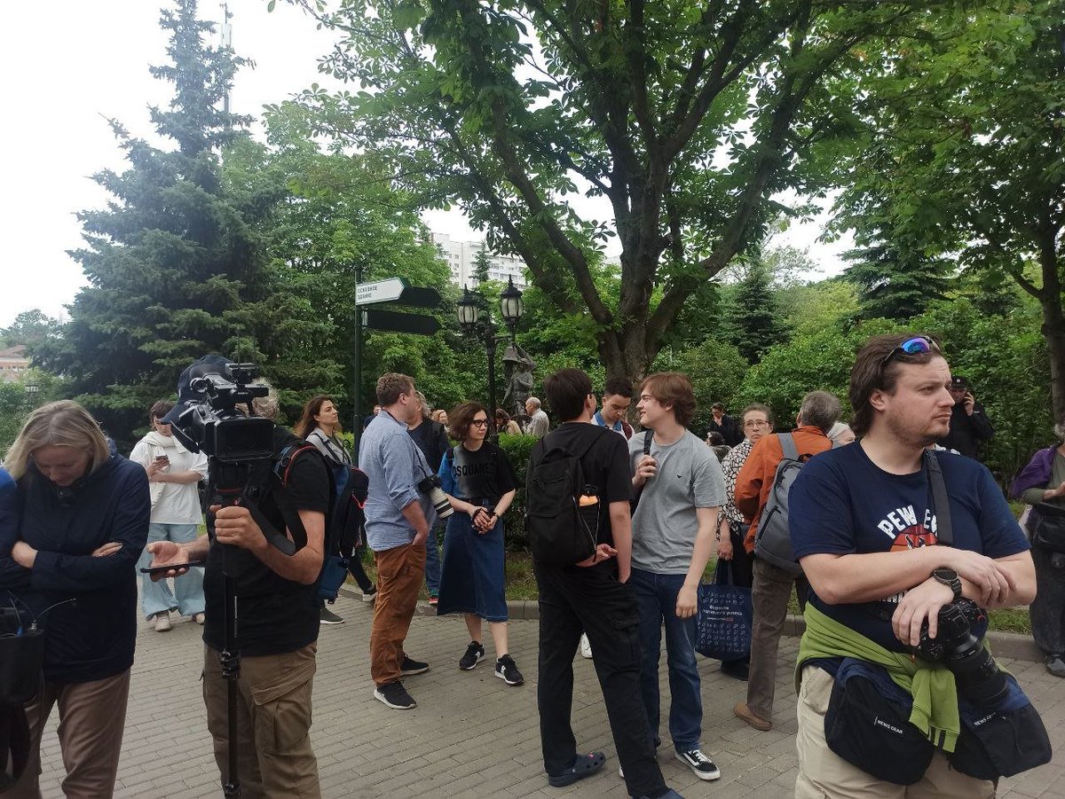 hrc_memorial's tweet photo. Спасибо, что приходите поддержать Олега Петровича! Это очень важно 🤍

Встречаемся на следующем заседании — 11 июля, в 10:00, Мосгорсуд (основное здание), Богородский вал 8, зал 231.

#отвалитеотОрлова #HandsOffOrlov #свободуОрлову https://t.co/Iz0Ewm4jjG