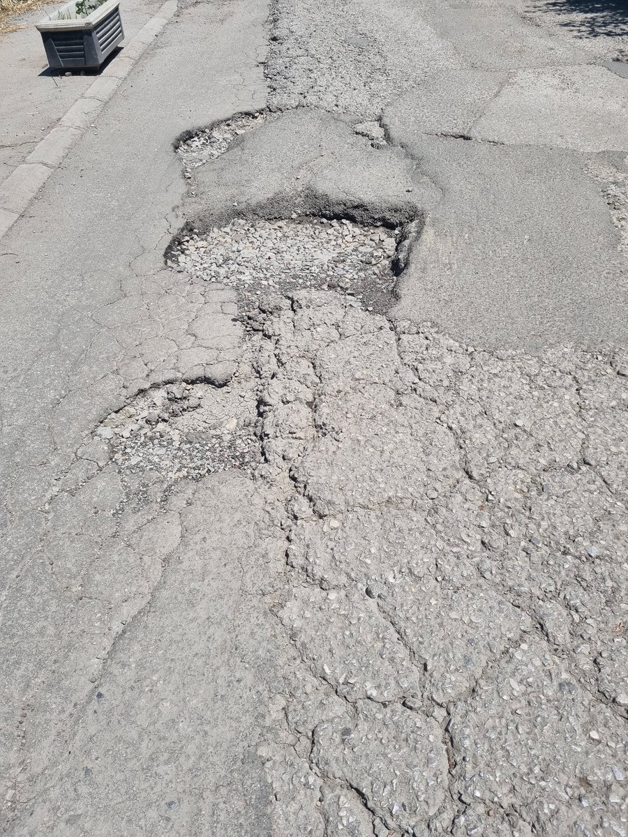 miljanabg_'s tweet photo. @prijavi_problem 4.ulica Grge Andrijanovica je sva u rupama.
Ne mogu ni pešaci da prolaze, neko će polomiti nogu, a ni automobili. Ovi iz Beograd puta nek se ne prave ludi. https://t.co/OAPOw64W0B