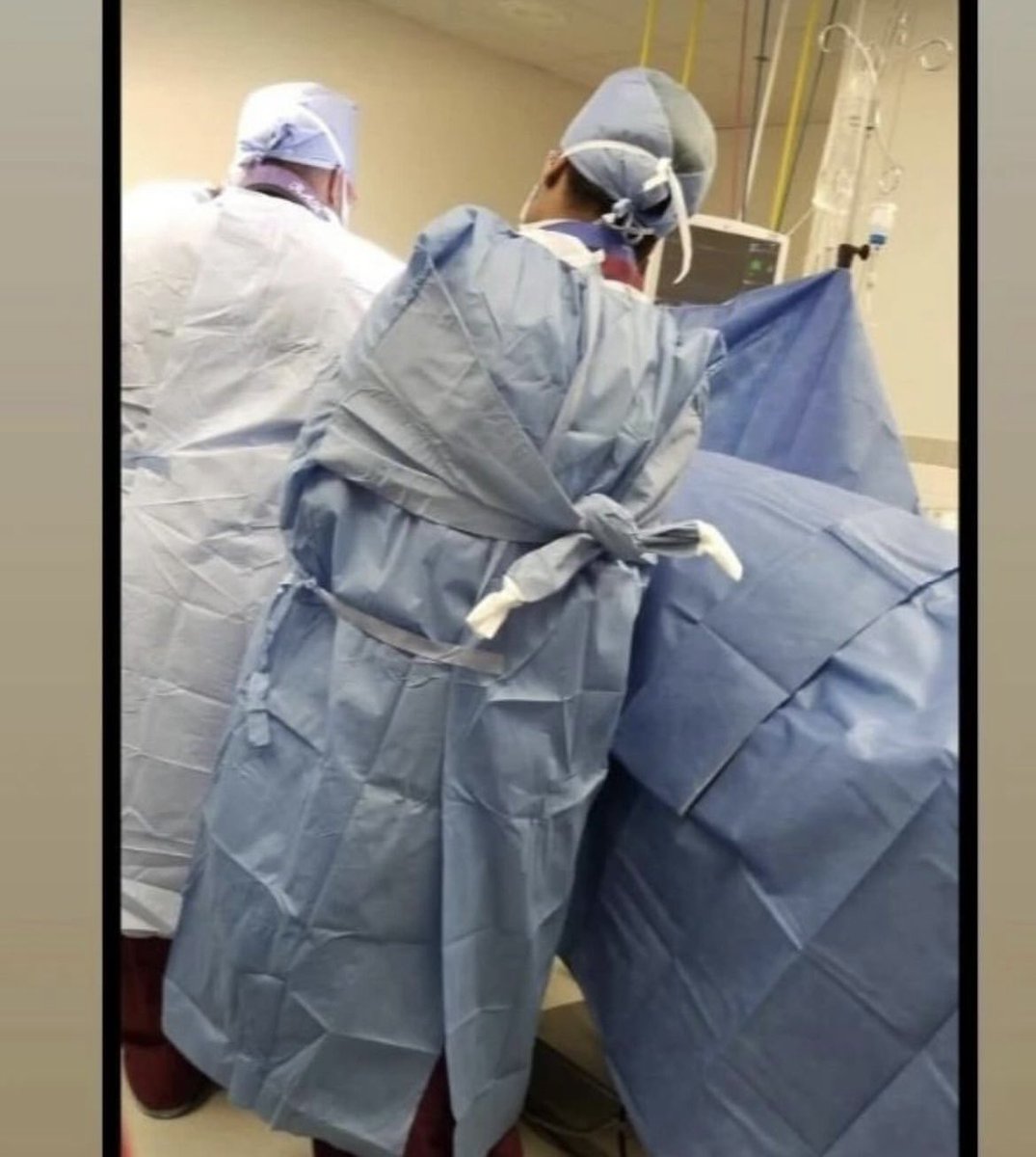 Yas_Surgery's tweet photo. هذا طالب طب ربطوه في العمليات عشان ما يلمس شي 😅
This is the way how to deal with medical students in OR https://t.co/ud5w44eh3Q