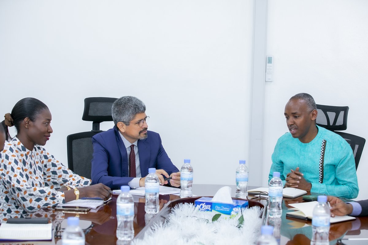 RwandaAgri's tweet photo. Hon. @SERwigamba met with Giovanni Munoz, @FAO Investment Centre's Service Chief for East and Southern Africa &amp; @CoumbaDSow, FAO Country Rep. They discussed ways &amp;means to enhance FAO’s effectiveness in supporting Rwanda's efforts to increase amount &amp; diversity of Ag. investments https://t.co/fmmmILnMe7