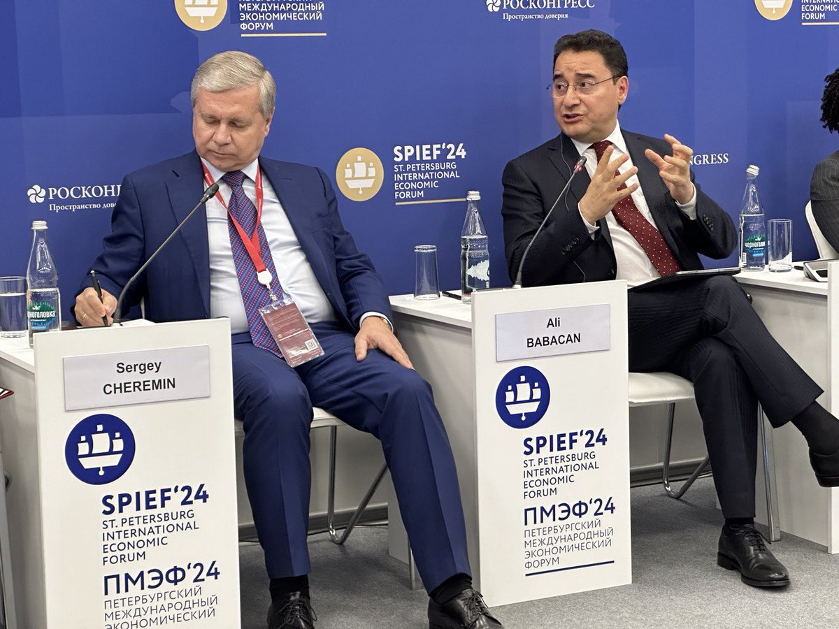 alibabacan's tweet photo. St. Petersburg Uluslararası Ekonomi Forumu’nun ilk gününde yaptığım konuşmada;

BRICS ve benzeri bölgesel işbirliklerinin hem temsil ettikleri ülkeler ve bölgelere hem de küresel sisteme önemli fırsatlar sunduğunu,

Bölgesel işbirliklerinin yükselen piyasaların ve gelişmekte olan ülkelerin küresel sistemde seslerini daha etkili biçimde duyurmada önemli rol oynadığını,

Bölgesel işbirliklerinin birbiriyle ve global ölçekte rol oynayan kuruluşlarla yakın bir ilişki içinde, birbirini tamamlayan bir anlayışla ve aralarında bir sinerji yaratma hedefiyle çalışmalarının önemini,

Ülkemizin BRICS gibi bölgesel işbirlikleriyle yakın ilişki içinde olmasının Türkiye’nin mevcut işbirlikleriyle bir çelişki ve çatışma olarak görülmemesi gerektiğini,

Türkiye ile Rusya’nın birbirini tamamlayan ekonomik yapılara sahip olduğunu, bu çerçevede iki ülkenin arasında yakın diyaloğun her zaman karşılıklı saygı anlayışıyla sürdürülmesi gerektiğini anlattım.

Gün içerisinde RT (Russia Today) International, BRICS TV ile Big Asia TV Channel’a mülakatlar verdim.