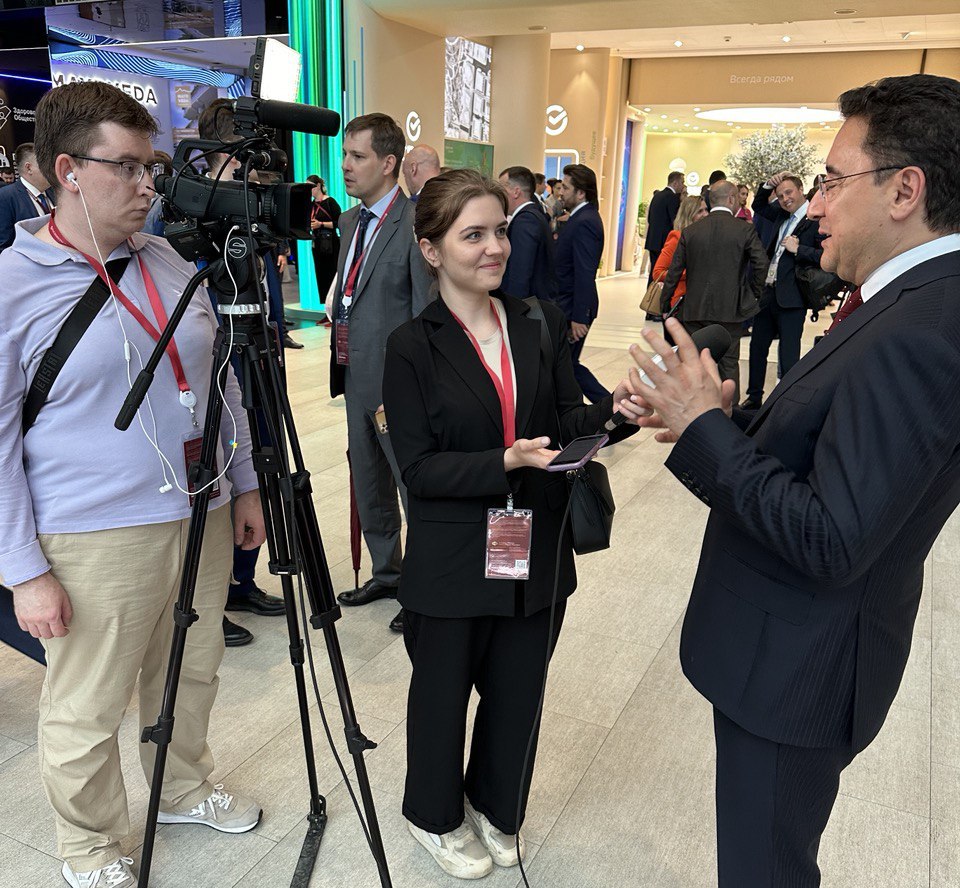 alibabacan's tweet photo. St. Petersburg Uluslararası Ekonomi Forumu’nun ilk gününde yaptığım konuşmada;

BRICS ve benzeri bölgesel işbirliklerinin hem temsil ettikleri ülkeler ve bölgelere hem de küresel sisteme önemli fırsatlar sunduğunu,

Bölgesel işbirliklerinin yükselen piyasaların ve gelişmekte olan ülkelerin küresel sistemde seslerini daha etkili biçimde duyurmada önemli rol oynadığını,

Bölgesel işbirliklerinin birbiriyle ve global ölçekte rol oynayan kuruluşlarla yakın bir ilişki içinde, birbirini tamamlayan bir anlayışla ve aralarında bir sinerji yaratma hedefiyle çalışmalarının önemini,

Ülkemizin BRICS gibi bölgesel işbirlikleriyle yakın ilişki içinde olmasının Türkiye’nin mevcut işbirlikleriyle bir çelişki ve çatışma olarak görülmemesi gerektiğini,

Türkiye ile Rusya’nın birbirini tamamlayan ekonomik yapılara sahip olduğunu, bu çerçevede iki ülkenin arasında yakın diyaloğun her zaman karşılıklı saygı anlayışıyla sürdürülmesi gerektiğini anlattım.

Gün içerisinde RT (Russia Today) International, BRICS TV ile Big Asia TV Channel’a mülakatlar verdim.