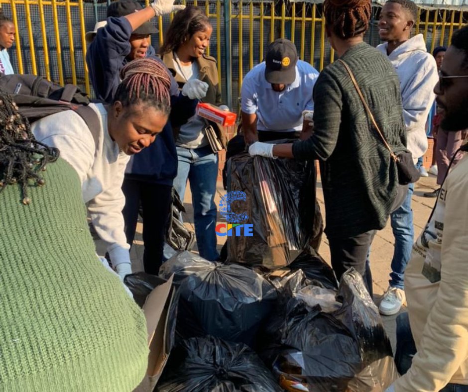 Today, the CITE Youth Network teamed up with Green Hut and the Rotaract Club of Matopos to clean Bulawayo CBD, as part of the national clean-up initiative. #Asakhe