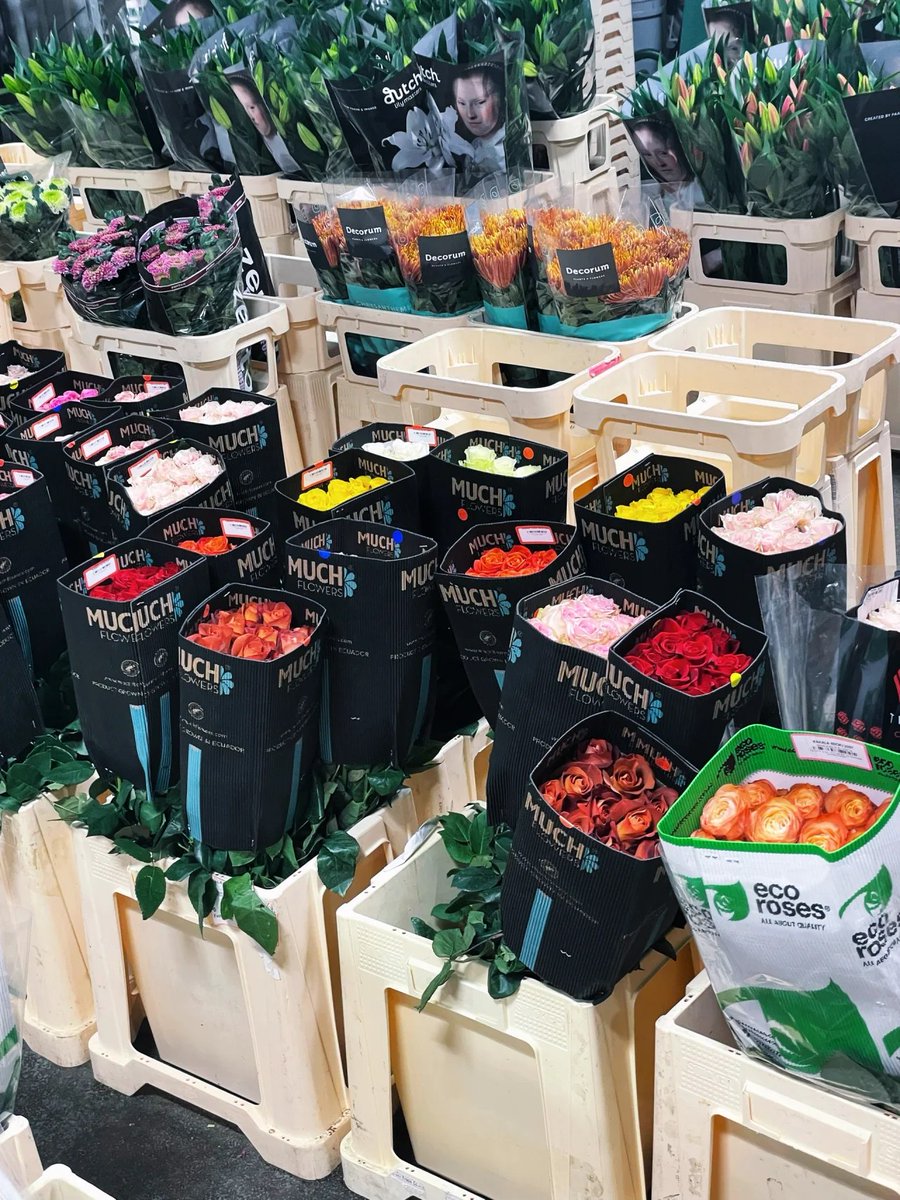 FranchesLim's tweet image. Go to the place where the flowers are.
Today is a nice weather day in London, so I got up early and went to the flower market.