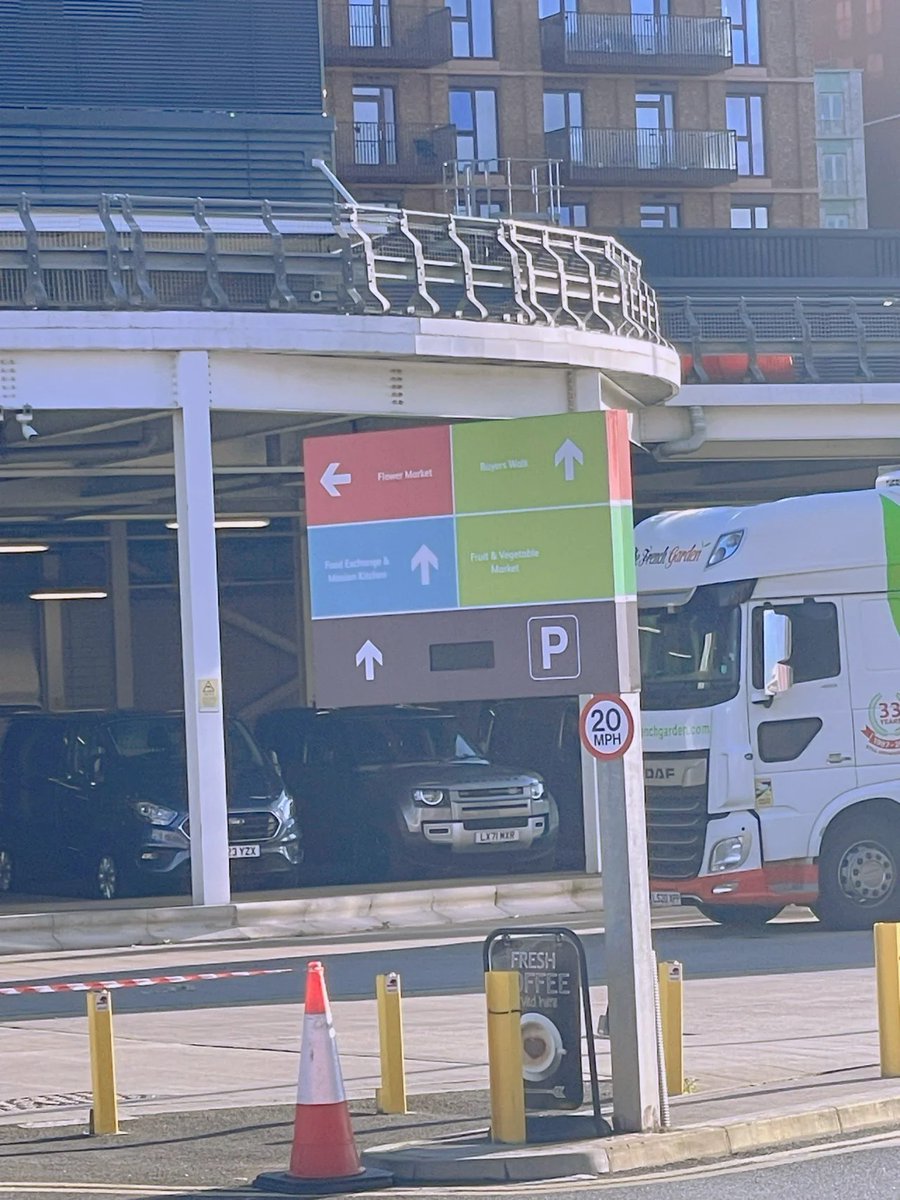 FranchesLim's tweet image. Go to the place where the flowers are.
Today is a nice weather day in London, so I got up early and went to the flower market.