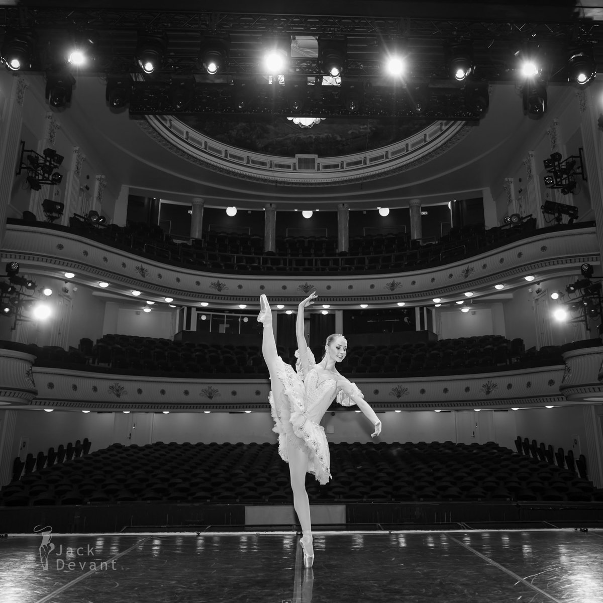 It is always a great success when the National Ballet of the country chooses some dancers from the graduates of the ballet school to join its troupe. This year, Violeta was chosen by the theater.