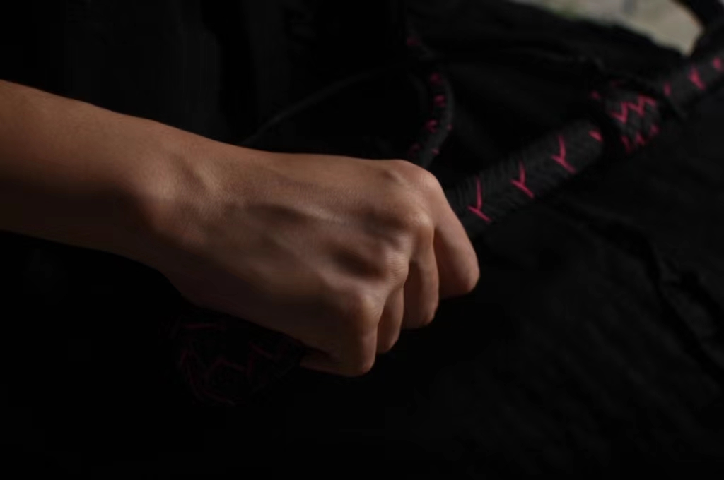 仪式感是TJ中必备的
#伞绳鞭 #鞭子 #bdsm