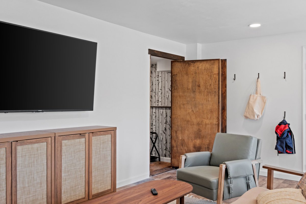 WolfReel's tweet photo. What makes this rental super cool you ask? Well, it has a secret hidden room! 🐺📸

#WolfReel #NewHampshire #rentalhomes #lakesregionnh #Winnipesaukee #meredithnh #shorttermrental #airbnblife #NH #RentalGoals #airbnb #vacationrental #vacationhome #newengland #newenglandgetaway https://t.co/dcFbmbwvFt