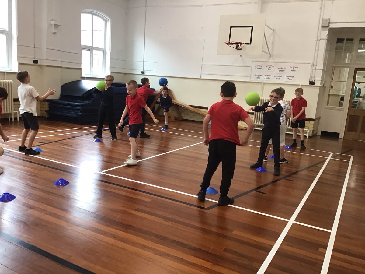 Holtonprimary's tweet photo. Year 4 working on team work and precision movement today. 
#HPSYr4     #HPSHealth https://t.co/mZGfboEEZk