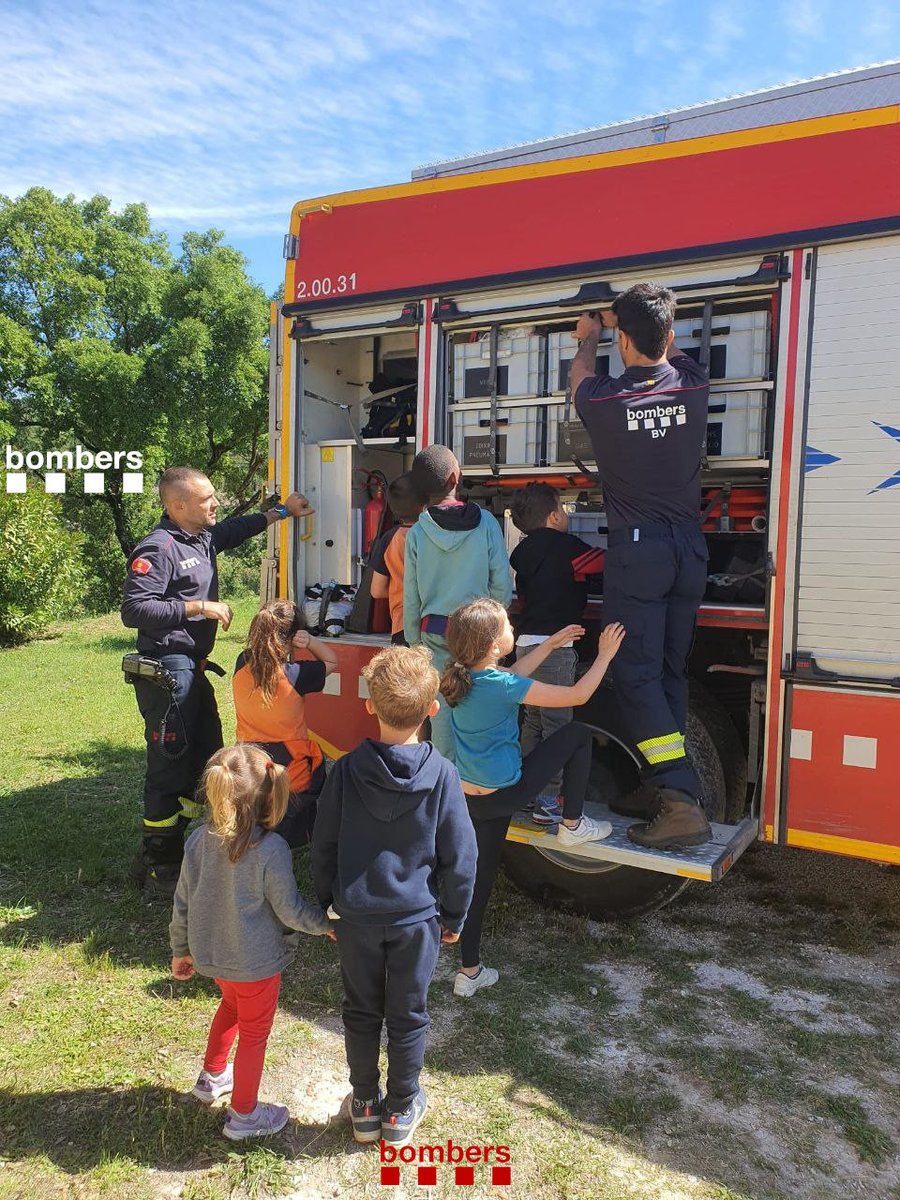 bomberscat's tweet photo. Els #Bomberscat del parc de la Jonquera hem visitat l'escola Lluís Maria Vidal d'Agullana i estem segurs que hem despertat unes quantes vocacions a futures bomberes i bombers! #BBVV https://t.co/cmYJBJByrn