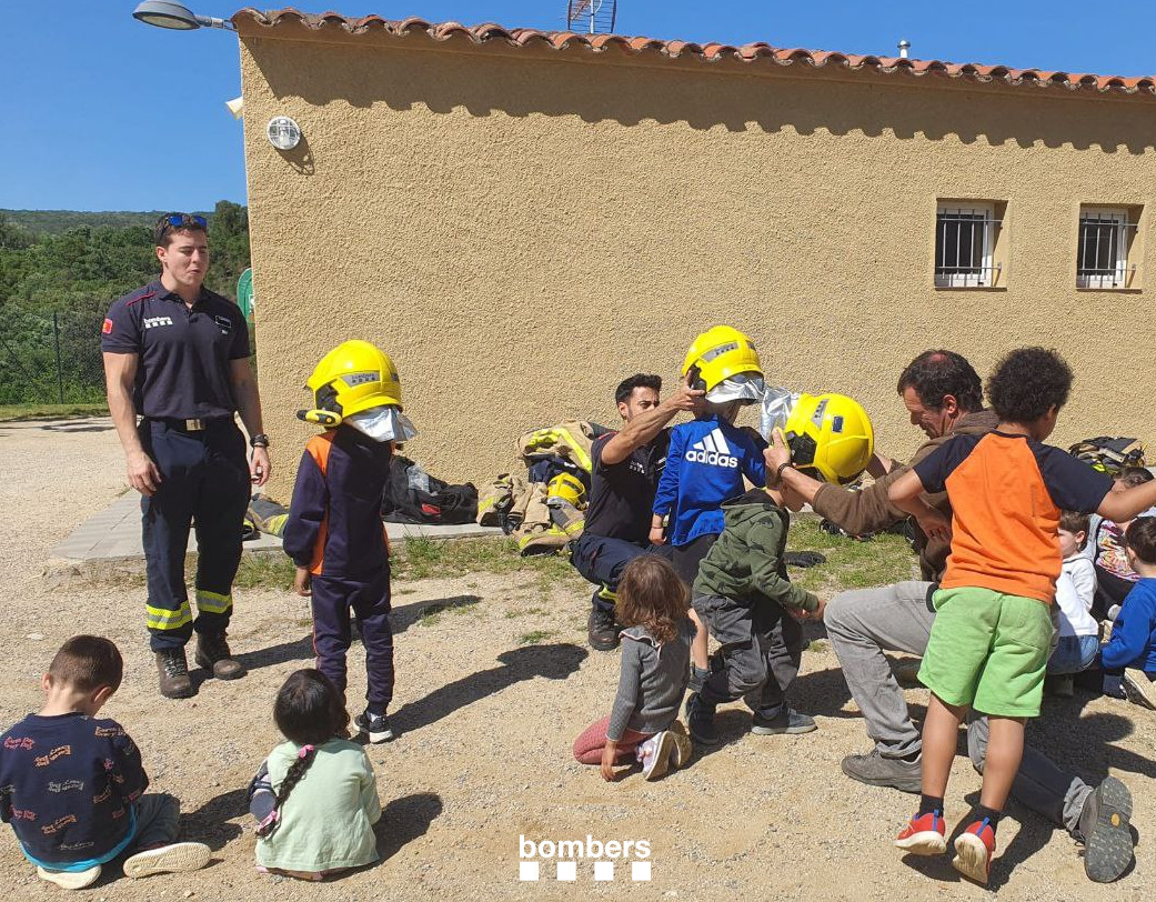 bomberscat's tweet photo. Els #Bomberscat del parc de la Jonquera hem visitat l'escola Lluís Maria Vidal d'Agullana i estem segurs que hem despertat unes quantes vocacions a futures bomberes i bombers! #BBVV https://t.co/cmYJBJByrn