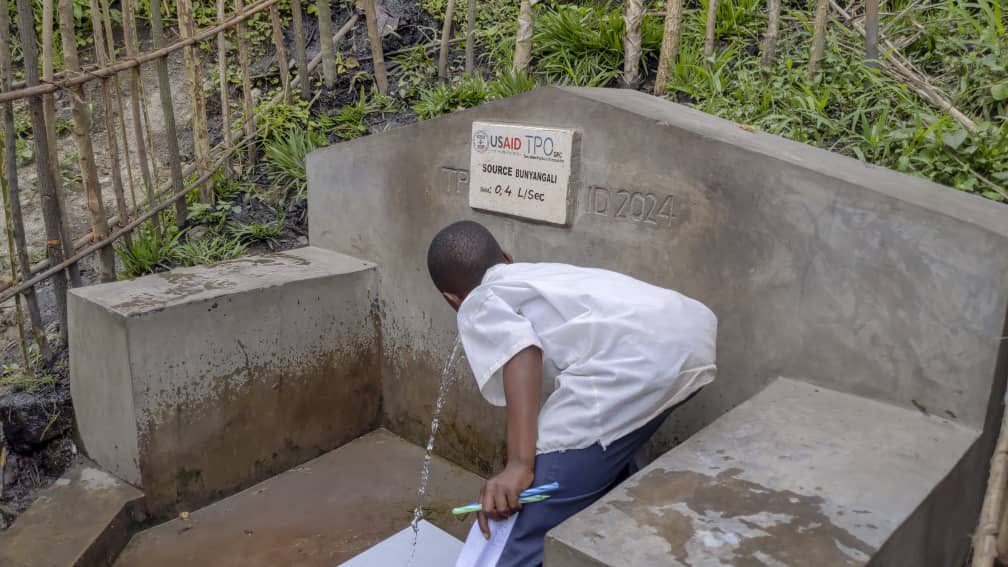 drc_tpo's tweet photo. L’accès à l’eau potable, un droit fondamental pour chaque Humain
@USAIDSavesLives 🤝 #TPODRC
📍Bunyakiri, Sud-Kivu, République Démocratique du Congo https://t.co/INQQfYANiN