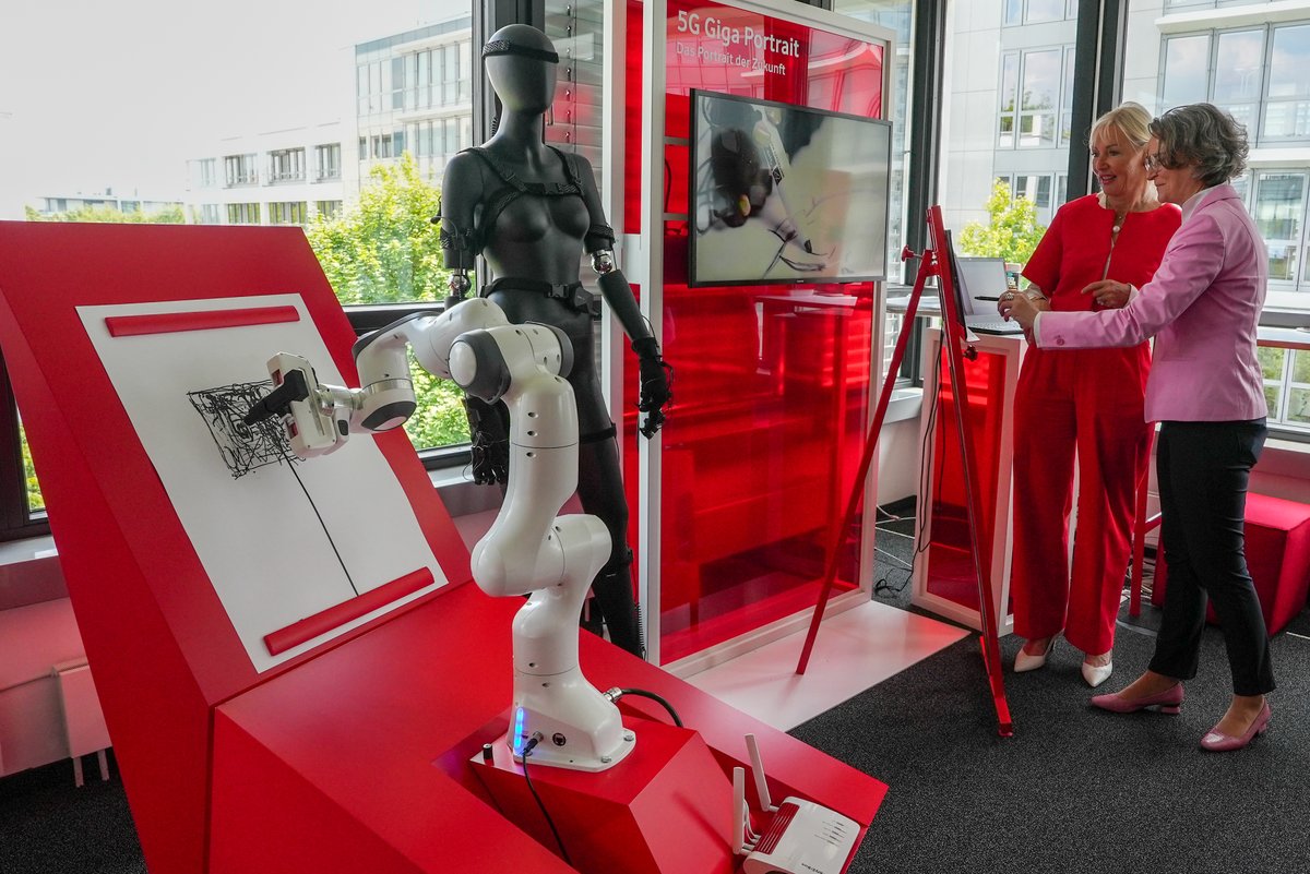 MHKBD NRW (@mhkbd_nrw) on Twitter photo #Digitalisierung der Verwaltung gemeinsam voranbringen: Ministerin @InaScharrenbach (@MHKBD) und Ministerin <a href="/KSinemus/">Kristina Sinemus</a> (<a href="/DigitalesHessen/">DigitalesHessen</a>) tauschten sich auf dem @Vodafone_de Campus in Düsseldorf zum digitalen Rathaus, Smart-City-Anwendungen und Robotik aus. #Digitalisierung der Verwaltung gemeinsam voranbringen: Ministerin @InaScharrenbach (@MHKBD) und Ministerin <a href="/KSinemus/">Kristina Sinemus</a> (<a href="/DigitalesHessen/">DigitalesHessen</a>) tauschten sich auf dem @Vodafone_de Campus in Düsseldorf zum digitalen Rathaus, Smart-City-Anwendungen und Robotik aus.