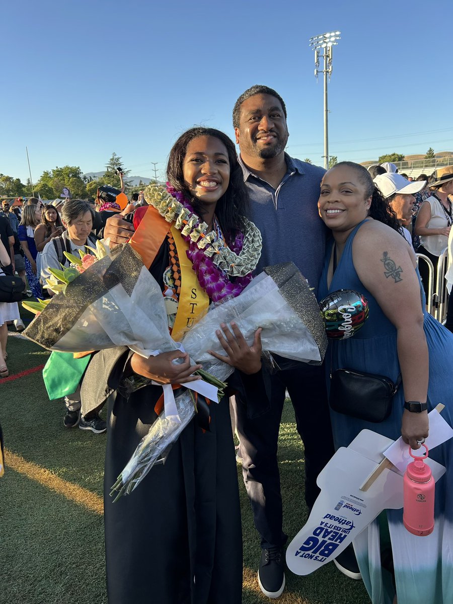 alanav_vb's tweet photo. Officially a High School Graduate 🎊 https://t.co/CfnfzLJqvQ
