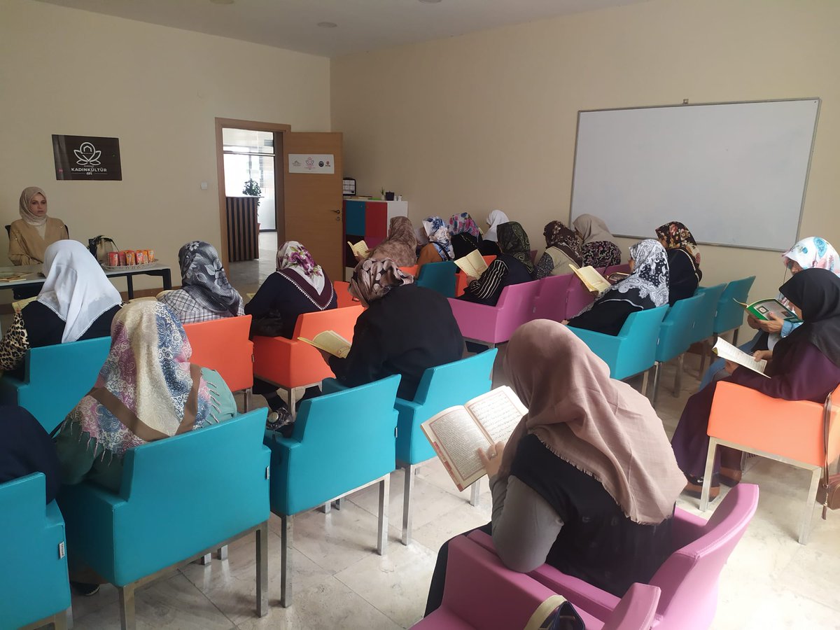 Kadın Kültür Evimizde bugün İlçe Vaizemiz Fatma Eda Nur Aydın ile Cuma sohbeti gerçekleştirildi. <a href="/osmanerenbilici/">Osman Eren Bilici</a> <a href="/serkankoyuncu03/">Serkan Koyuncu🇹🇷</a> <a href="/afyonkulturevi/">Afyonkarahisar Kadın Kültür Evleri</a>