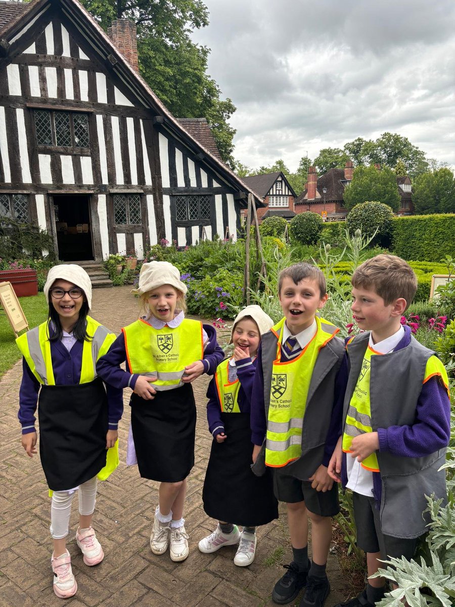 StAlbans_Sch's tweet photo. The children enjoyed playing garden games and dressing up in Tudor clothing today #history #MrsF https://t.co/e9HDwbSFk1