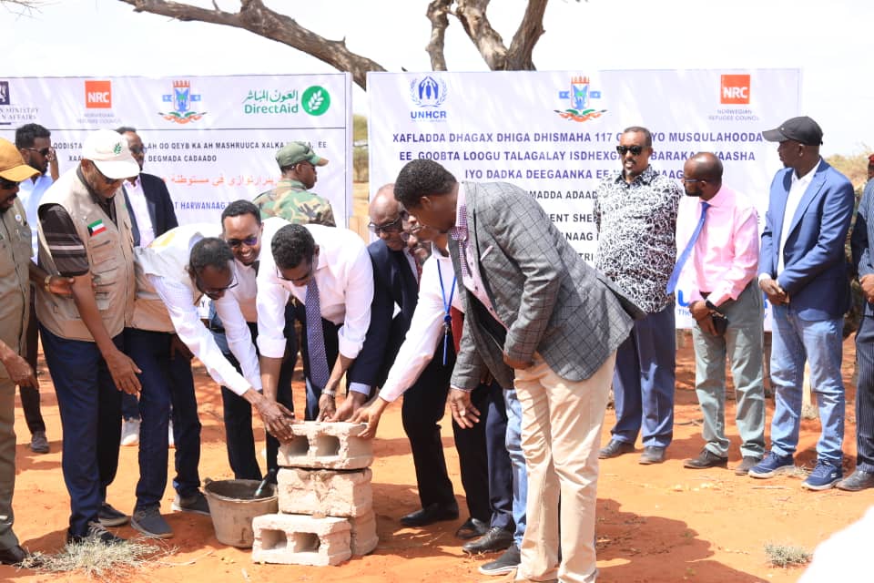 NRC_EAY's tweet photo. #Somalia: We are providing 117 households in Adado, Galmudug with permanent shelters, latrines &amp; water infrastructure with support from @UNHCR. Co-funded by @Directaidorg &amp; @Norwayinsomalia, the project was inaugurated by Galmudug state President @MrQoorqoor &amp; Direct aid reps. https://t.co/rvkNWj8bOo