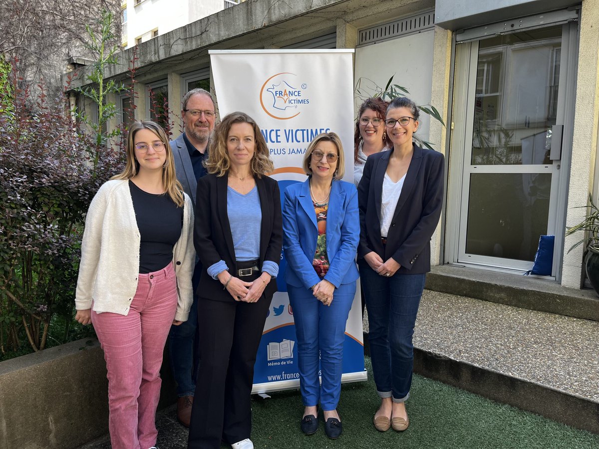 France Victimes (@francevictimes) on Twitter photo 🏆 #GrandPrixFranceVictimes⎮Merci aux 10 candidats : notre jury a tranché ! RDV le 27 juin lors des #Assises à Toulouse pour connaître les lauréats 👏
ℹ linktr.ee/francevictimes
<a href="/MLeMenFV/">Maryse LEMEN RÉGNIER</a> @JeromeBERTINFV 🏆 #GrandPrixFranceVictimes⎮Merci aux 10 candidats : notre jury a tranché ! RDV le 27 juin lors des #Assises à Toulouse pour connaître les lauréats 👏
ℹ linktr.ee/francevictimes
<a href="/MLeMenFV/">Maryse LEMEN RÉGNIER</a> @JeromeBERTINFV