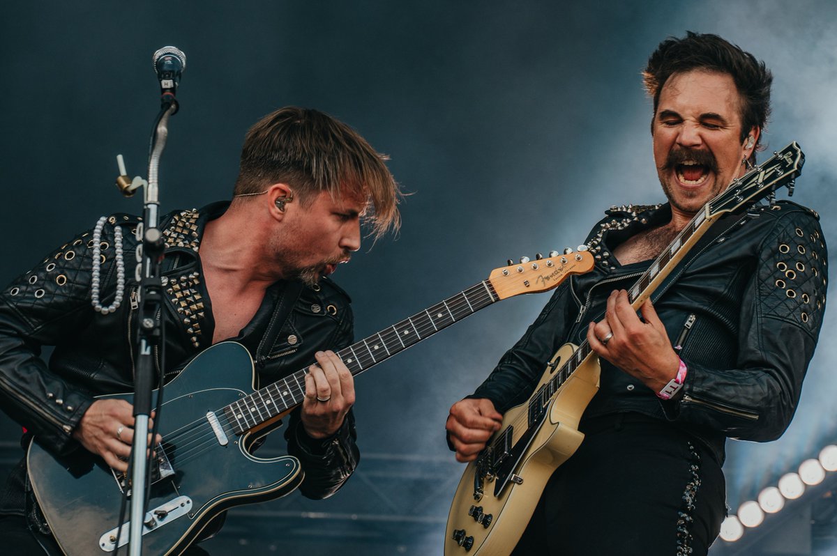 rockimpark_com's tweet photo. Wir hatten einen königlichen Besuch von @RoyalRepublic 
Als Gastgeschenk hatten sie ihr neues Album dabei 🎉

#RIP2014 

📷: Milan Risky, Marcel Gollin https://t.co/DLzrL9fbP6
