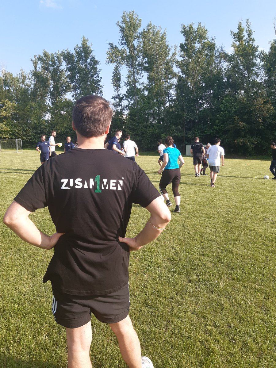 Das Training von <a href="/Zusammen1MD/">Zusammen1</a> zum <a href="/kosmoschemnitz/">kosmoschemnitz</a> beginnt. Mit dabei sind Spieler*innen der USG, von Athletic Sonnenberg und aus Regensburg ❤