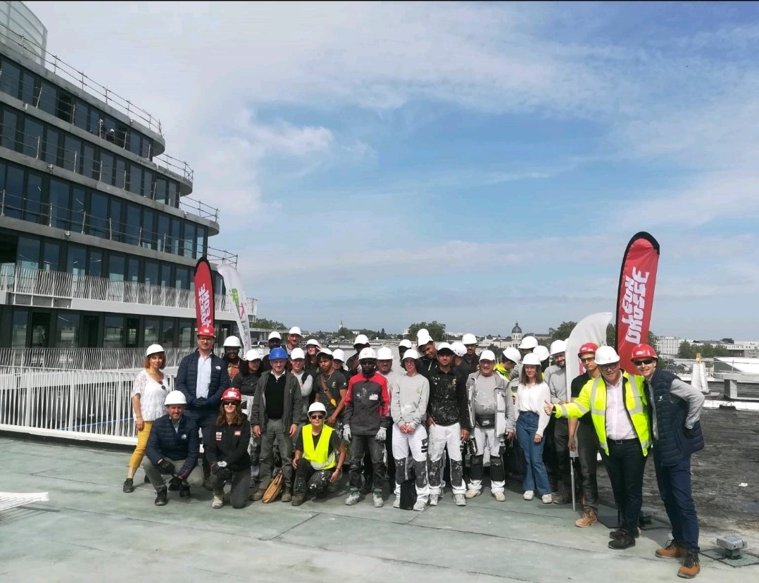 #LéonGrosse et la #RégieAngers, Ensemble sur le toit de Métamorphose au coeur de la #VilleAngers! 
Quand le monde de l'Entreprise fait confiance au monde de l'Insertion, on ne fait pas qu'imaginer ! 
On construit, on partage, on avance au service des angevins !