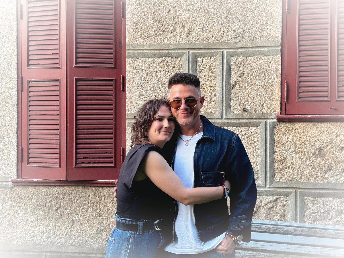 Desde que era bien pequeña empecé a escuchar tú musica, a cantar tus canciones,a soñar.Los sueños si los piensas mucho se cumplen,eso dicen.Yo he soñado un millón de veces con este momento y se cumplió.Gracias a todos y en especial a mí rubia preferida. Te queremos.