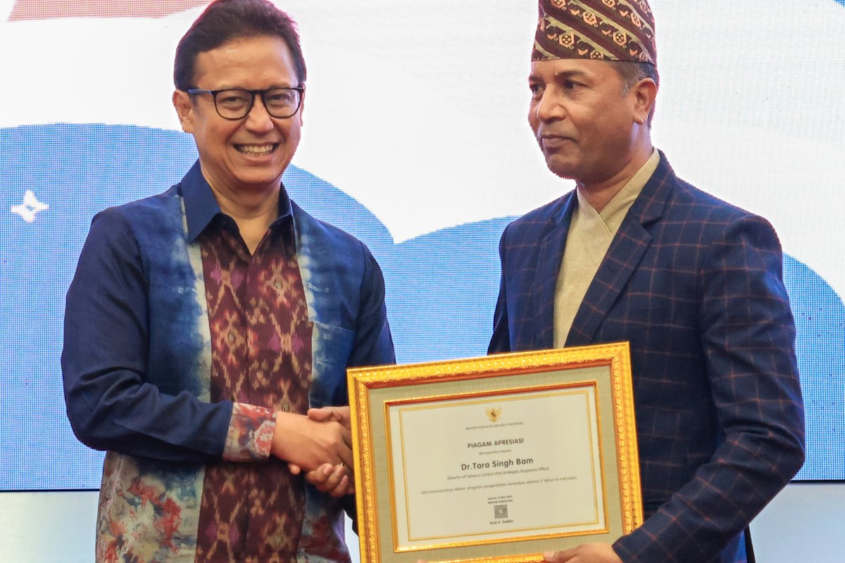 VitalStrat's tweet image. The Ministry of Health, Indonesia @KemenkesRI has recognized Dr. Tara Singh Bam, our Regional Director for Tobacco Control in Asia Pacific for his exceptional contributions to tobacco control and public health in Indonesia. 

Minister of Health, @BudiGSadikin  presented him with