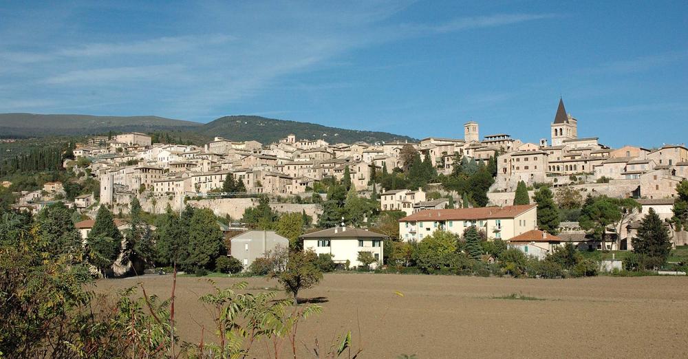 Sulle pendici occidentali del Monte Subasio sorge 𝑺𝒑𝒆𝒍𝒍𝒐, uno dei borghi più antichi della regione, interamente realizzato in pietra calcarea bianca e rosa estratta dal cuore del monte stesso.
👉lc.cx/2r9UbN 
#umbria #borghi #turismo <a href="/RegioneUmbria/">Regione Umbria</a>