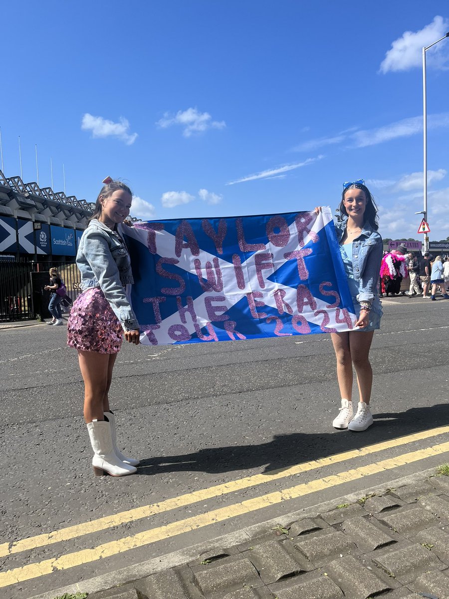 carriemcd1's tweet photo. #EdinburghTStheErasTour https://t.co/KtYjmCw67b