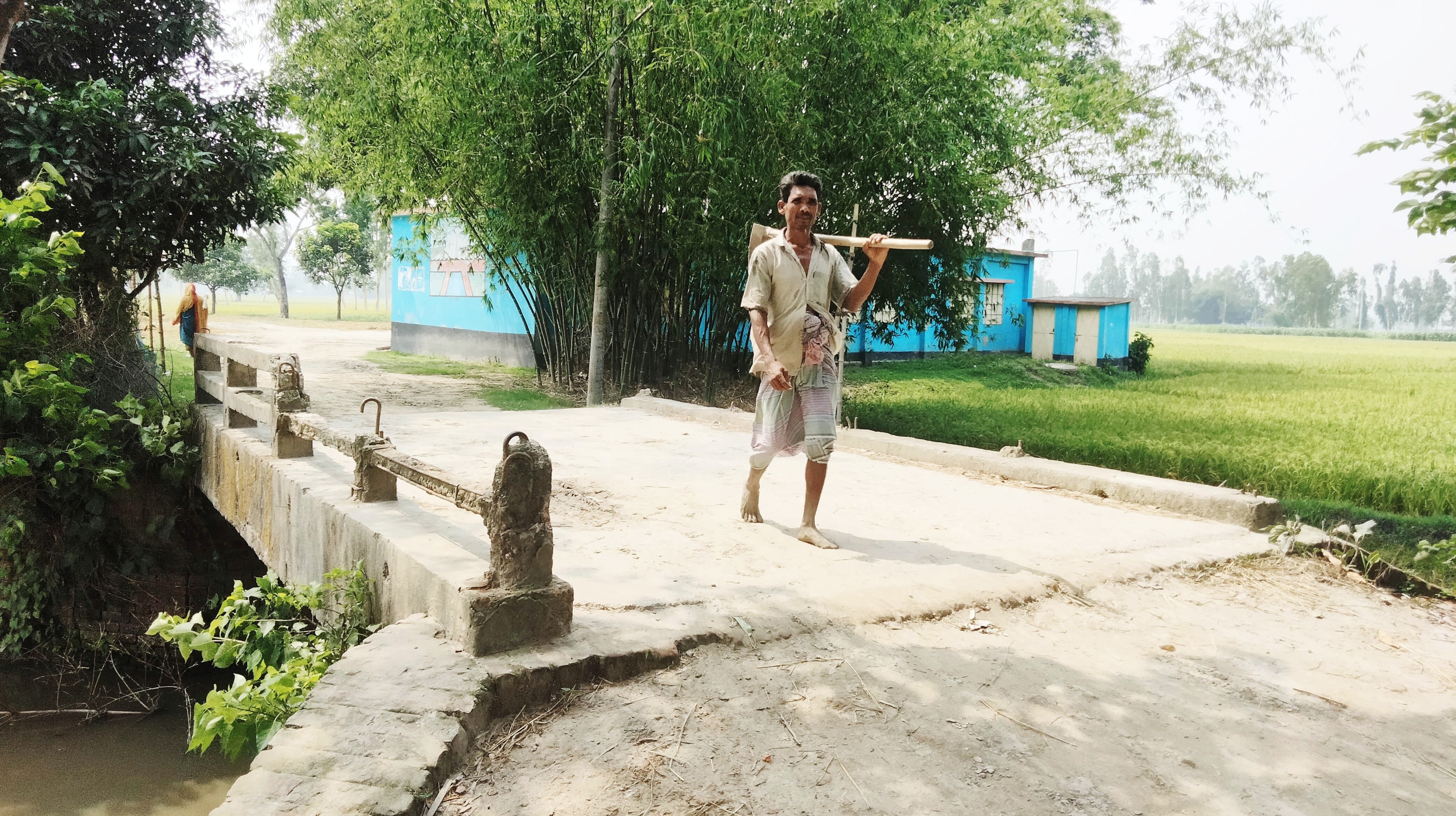 কাউনিয়ায় দুই ইউনিয়নের সীমান্তে রাস্তার ব্রীজের রেলিং ভেঙ্গে ঝুঁকিপূর্ণ