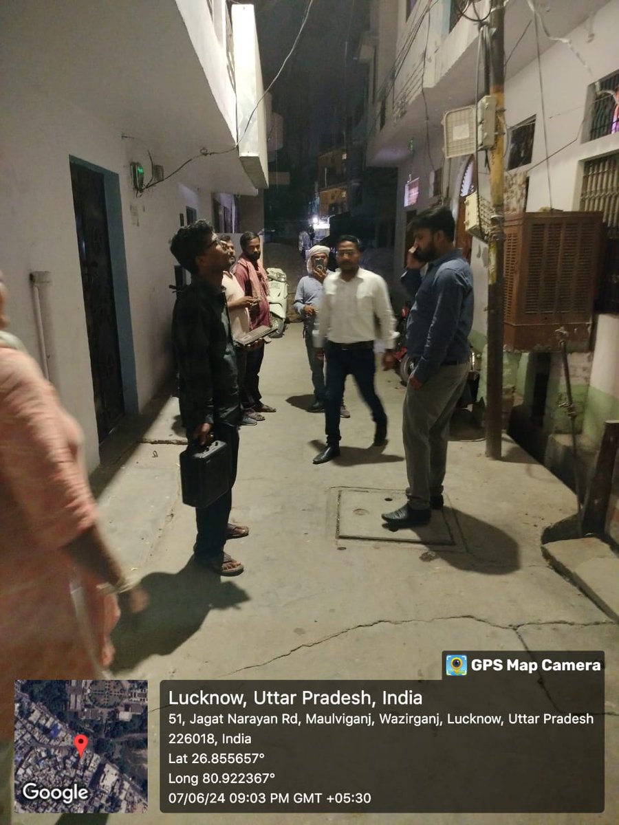 ResidencySdo's tweet photo. मुख्य अभियंता मध्य क्षेत्र के निर्देशानुसार हाई लॉस फीडर वजीरगंज क्षेत्र में नाइट पेट्रोलिंग की गई एवं यहां के स्थानीय पार्षद से मिलकर विद्युत चोरी के रोकथाम हेतु अपने स्तर से भी प्रयास करने हेतु अनुरोध किया गया @SEEUDC8 @Mvvnlcisgomti2 @aksharmaBharat  @Shailendra37182 @MVVNLmd https://t.co/SCRYWBXz7p