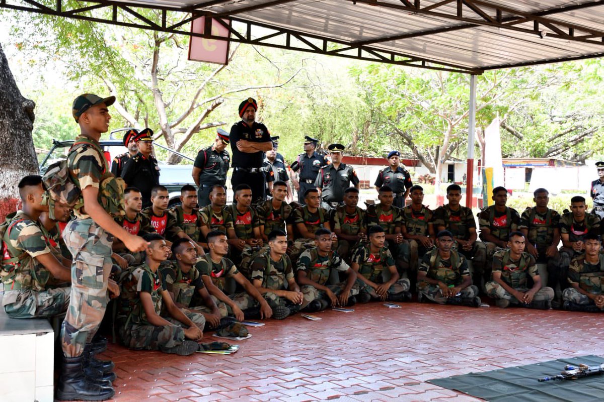 IaSouthern's tweet image. Lt Gen Pawan Chadha, VSM, GOC MG &amp;amp; G Area visited Artillery Centre, #Nasik &amp;amp; the local units at #Devlali. He witnessed  training activities  &amp;amp; appreciated the innovative tech adoption underway.

@adgpi
#IndianArmy