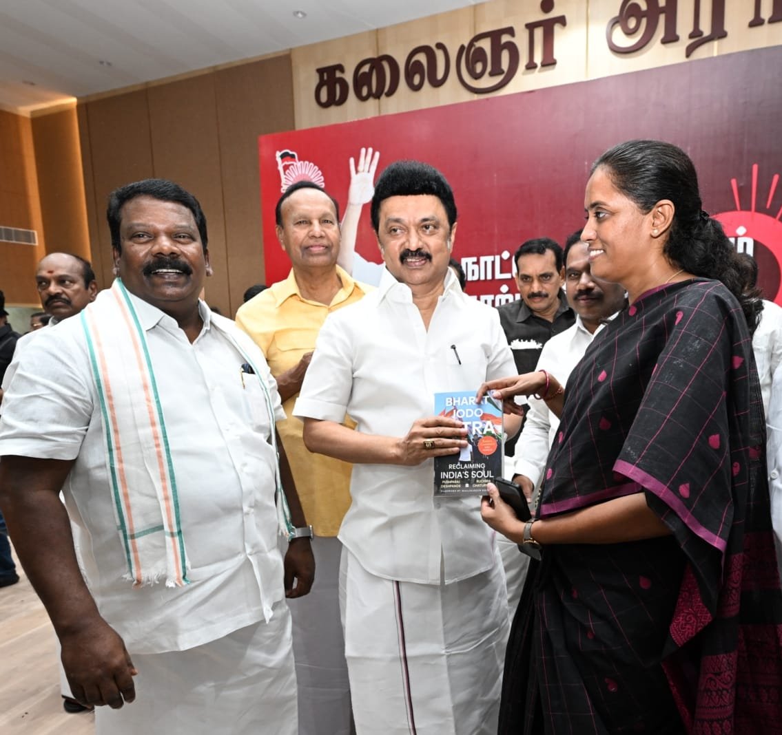 இரண்டாம் முறையாக கரூர் நாடாளுமன்ற உறுப்பினராக வெற்றி பெற்றதைத் தொடர்ந்து, தமிழ்நாட்டில் இந்தியா கூட்டணியின் தலைவர்,மாண்புமிகு முதலமைச்சர் அண்ணன் <a href="/mkstalin/">M.K.Stalin</a> அவர்களை, தமிழ்நாடு காங்கிரஸ் கமிட்டியின் தலைவர் அண்ணன் <a href="/SPK_TNCC/">Selvaperunthagai K</a> அவர்களுடன் சந்தித்து வாழ்த்துப் பெற்றோம்.