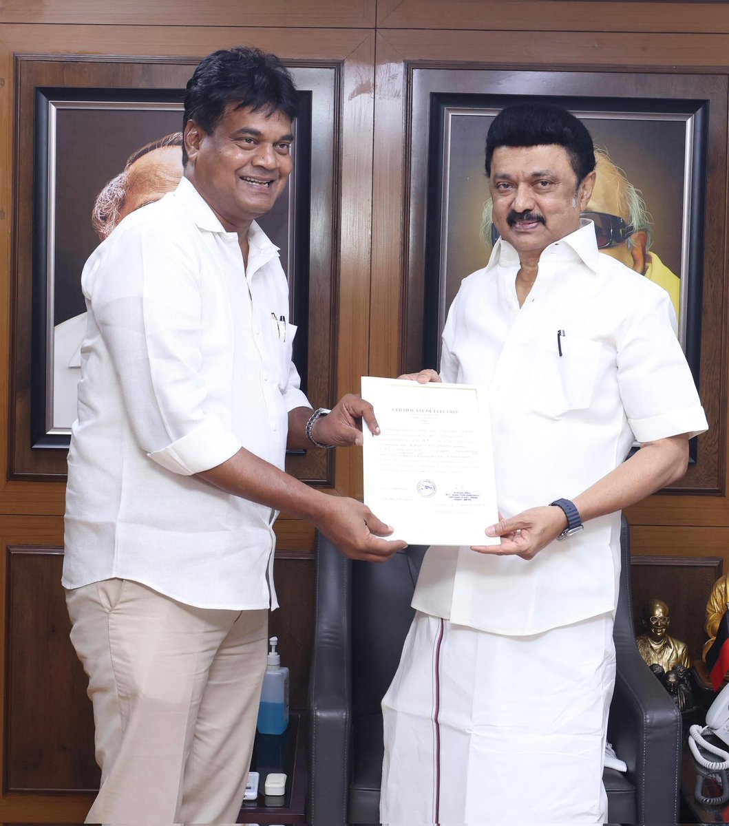 DrKalanidhiV's tweet photo. வடசென்னை நாடாளுமன்ற உறுப்பினராக 2-வது முறையாக வடசென்னை மக்களால் தேர்ந்தெடுக்கப்பட்டத்தை யொட்டி கழகத் தலைவர், மாண்புமிகு தமிழ்நாடு முதலமைச்சர் @mkstalin அவர்களை அண்ணா அறிவாலயத்தில் சந்தித்து வெற்றி பெற்றதற்கான சான்றிதழை வழங்கி வாழ்த்து பெற்றேன்.

@arivalayam
#DrKalanidhiVeeraswamy https://t.co/WwJwGHNtcY