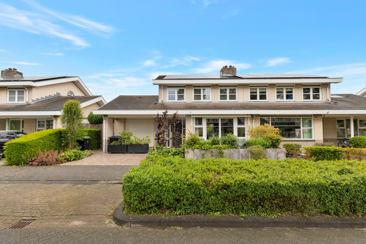 Nieuw in verkoop: #Almere #Literatuurwijk, Charmante 2^1 kapwoning. 3 slaapkamers, vernieuwde keuken, werkkamer op de begane grond en energielabel A+ Bieden vanaf 585.000 k.k.