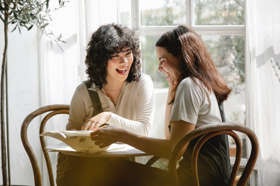 Consultas de la semana | ¿Es «¡Estoy bieeeen!» o «¡Estoy biennnn!»?

Ambas son válidas. Aunque lo normal es repetir las vocales, los alargamientos expresivos de consonantes son también posibles en la lengua oral y se reflejan igualmente en la escritura: «ufffff», «zasssss».