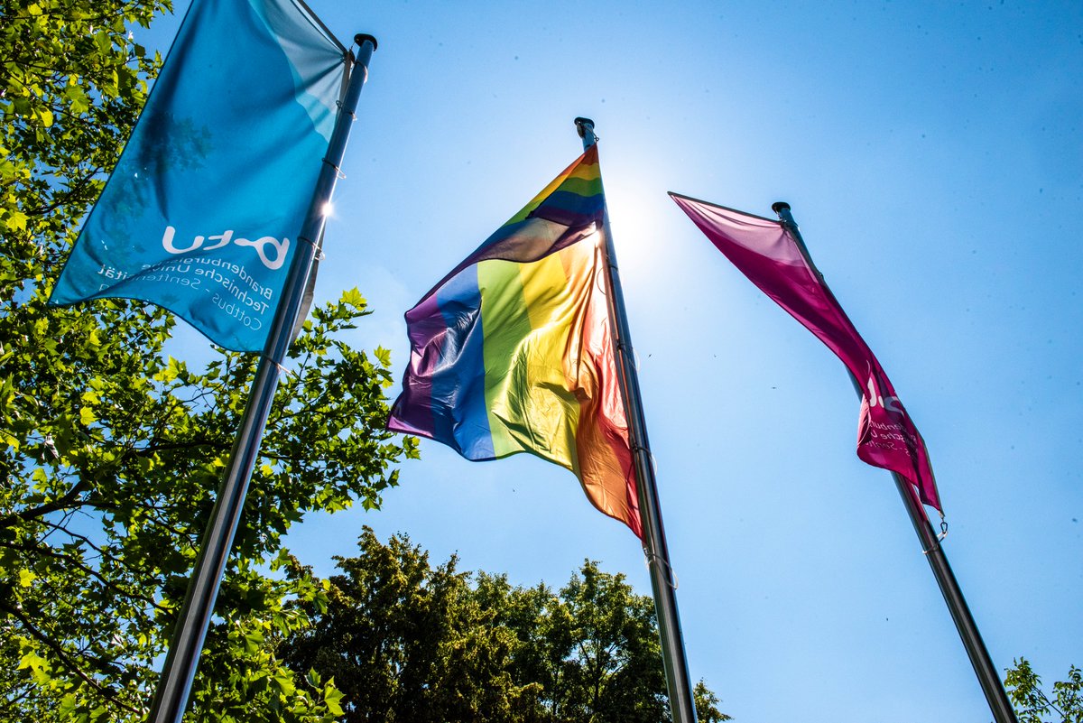 BTU_CS's tweet image. 🏳️‍🌈Eröffnung der CSD-Aktionswochen 2024
17.06.24 | 11 - 20 Uhr
Am 17. Juni 24 um 11 Uhr übernimmt die BTU Cottbus-Senftenberg wie in jedem Jahr die Eröffnung #CSD-Aktionswochen und beendet den Tag mit einem Filmabend über Solidarität und Zusammenhalt
b-tu.de/news/artikel/2…
@CSDCB