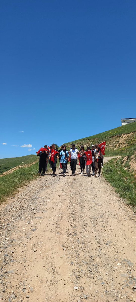 Turizm haftası kapsamında Bingöl turizmine katkı sağlamak ve ilçemizin saklı kalmış güzelliklerini paylaşmak adına düzenlenen etkinliğe öğrencilerimiz ile birlikte katılım sağlandı . 
<a href="/bingolvaliligi/">T.C. Bingöl Valiliği</a> @AdakliC <a href="/AdakliMem/">Adaklı MEM</a> <a href="/bingolmem/">Bingöl MEM</a> <a href="/OmerAfsin12/">Ömer Afşin</a> <a href="/EcinEmra/">EMRA ECİN</a> <a href="/OzanPalandokenx/">Ozan PALANTÖKEN</a>