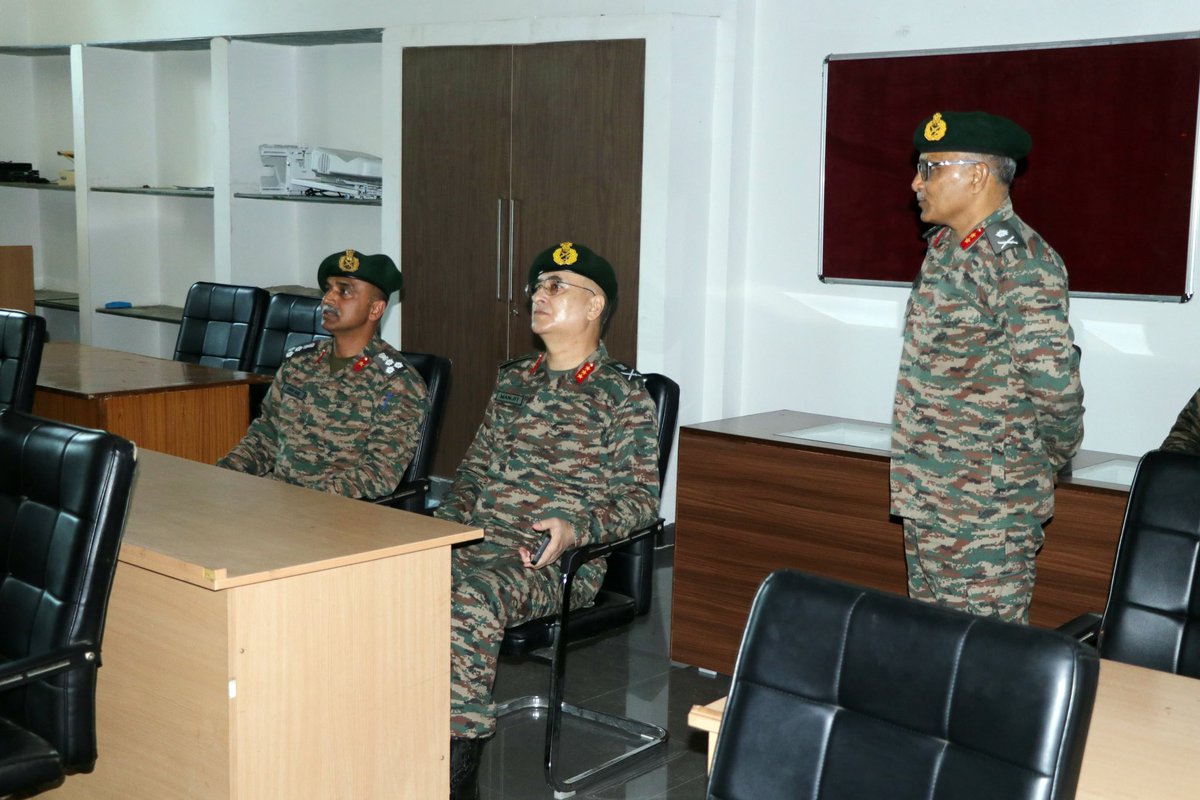 IaSouthern's tweet image. Lt Gen Manjit Kumar, AVSM, Chief Of Staff, Headquarters #SouthernCommand visited #SchoolOfArtillery, #Devlali. The General Officer was briefed about various intiatives and projects being undertaken by the establishment for enhancing training and improving infrastructure.…