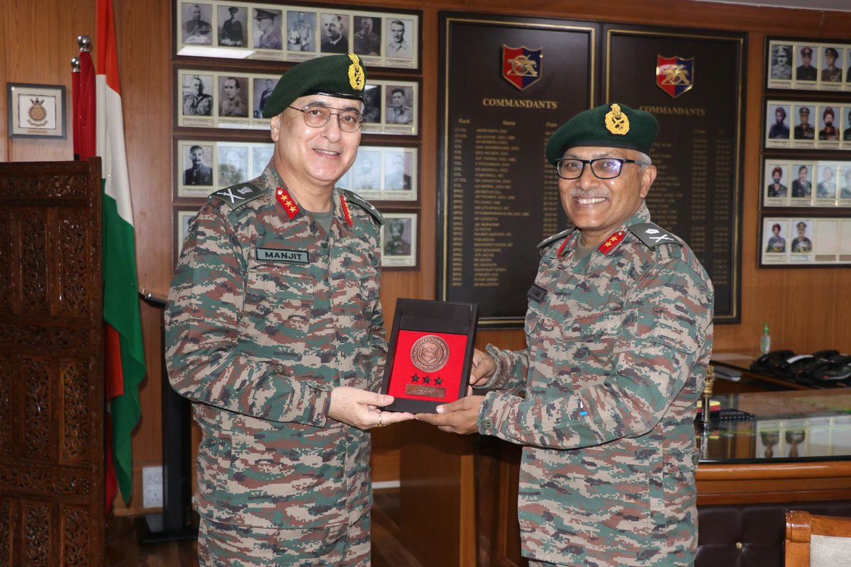 IaSouthern's tweet image. Lt Gen Manjit Kumar, AVSM, Chief Of Staff, Headquarters #SouthernCommand visited #SchoolOfArtillery, #Devlali. The General Officer was briefed about various intiatives and projects being undertaken by the establishment for enhancing training and improving infrastructure.…