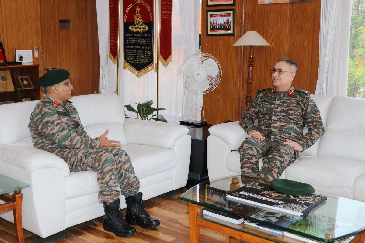 IaSouthern's tweet image. Lt Gen Manjit Kumar, AVSM, Chief Of Staff, Headquarters #SouthernCommand visited #SchoolOfArtillery, #Devlali. The General Officer was briefed about various intiatives and projects being undertaken by the establishment for enhancing training and improving infrastructure.…