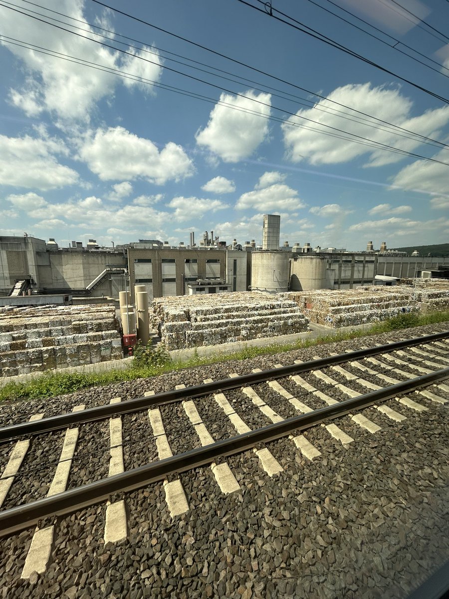 KristianVolaric's tweet photo. Außerplanmäßiger Halt (ICE 75 Hamburg-Frankfurt) vor dem Bahnhof Fulda. Der Blick aus dem Fenster zeigt mir Tonnen von Altpapier. 👀
Das Thema „Recycling“ gehört für mich im privaten Portfolio dazu. Aktuell kein Alternative zu „NVIDIA und Co.“, aber dennoch ein spannendes Thema. https://t.co/MPtfr2ayUo