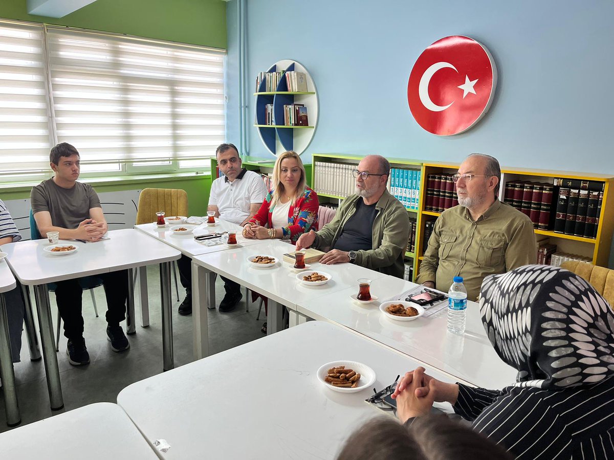 TokatPal's tweet photo. Dilimizin Zenginlikleri Projesi kapsamında Sayın Şakir Kurtulmuş öğrencilerimizle bir araya geldi. Lise-Üniversite yolculuğunu ve  mesleğini anlattı. Bu güzel sohbet için ve bizlere zaman ayırdığı için kendisine  teşekkür ederiz.
@tokatmem @HuseyinKir64 https://t.co/Dh8fS0OAXh