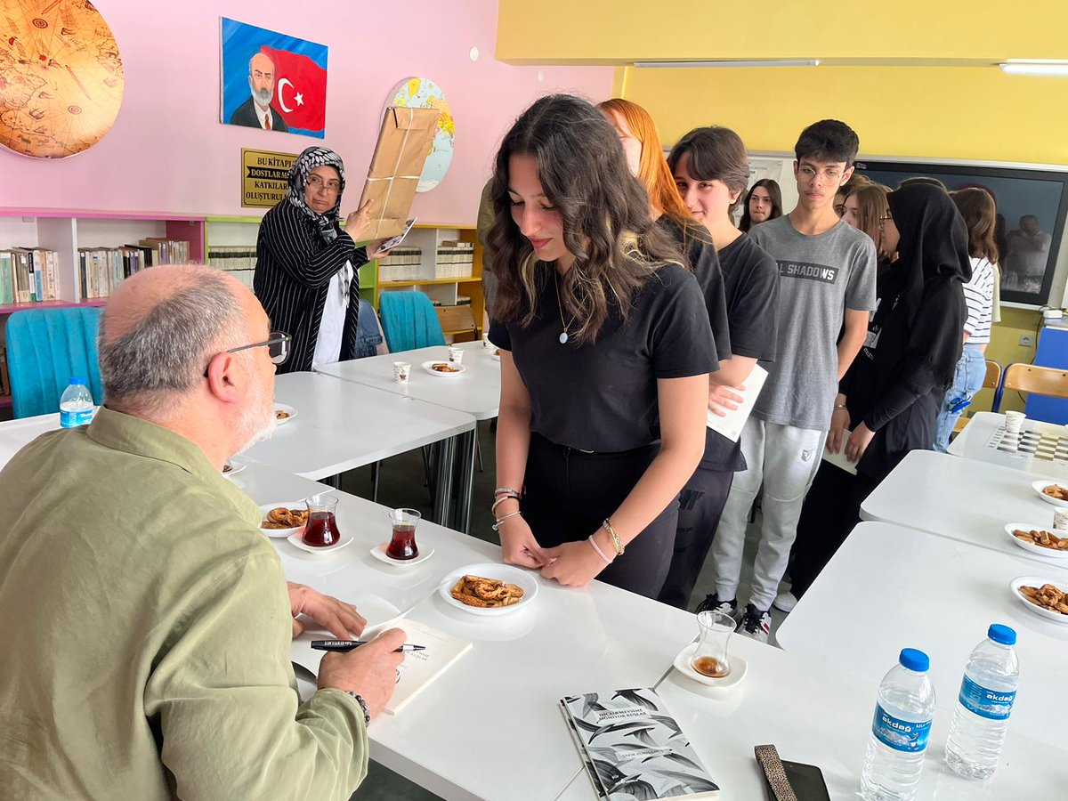 Dilimizin Zenginlikleri Projesi kapsamında Sayın Şakir Kurtulmuş öğrencilerimizle bir araya geldi. Lise-Üniversite yolculuğunu ve  mesleğini anlattı. Bu güzel sohbet için ve bizlere zaman ayırdığı için kendisine  teşekkür ederiz.
<a href="/tokatmem/">Tokat İl Milli Eğitim Müdürlüğü</a> <a href="/HuseyinKir64/">Hüseyin Kır</a>
